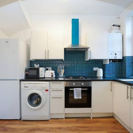 3 Bedroom Home With Free Parking Лидс Экстерьер фото