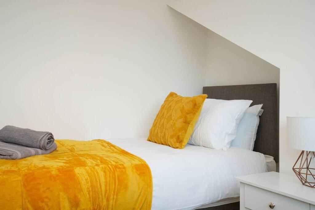 3 Bedroom Home With Free Parking Лидс Экстерьер фото