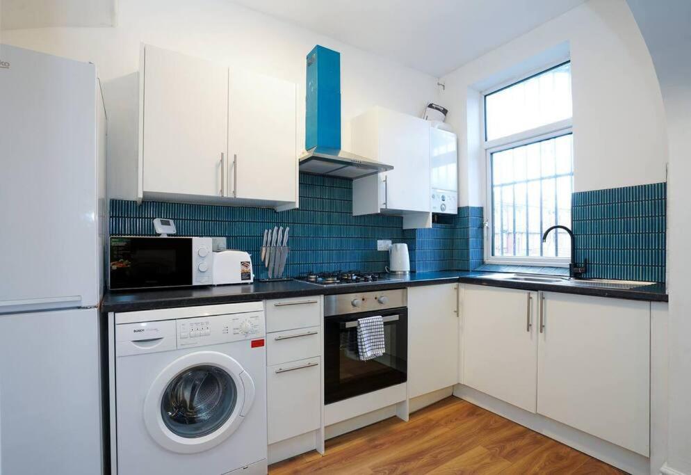 3 Bedroom Home With Free Parking Лидс Экстерьер фото