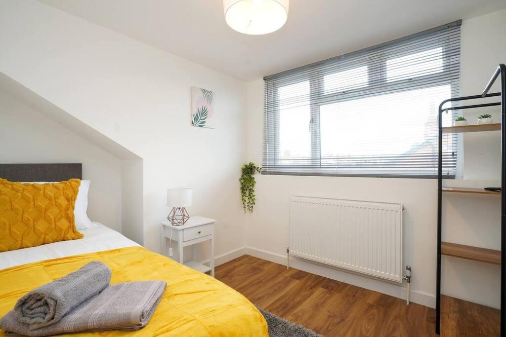 3 Bedroom Home With Free Parking Лидс Экстерьер фото