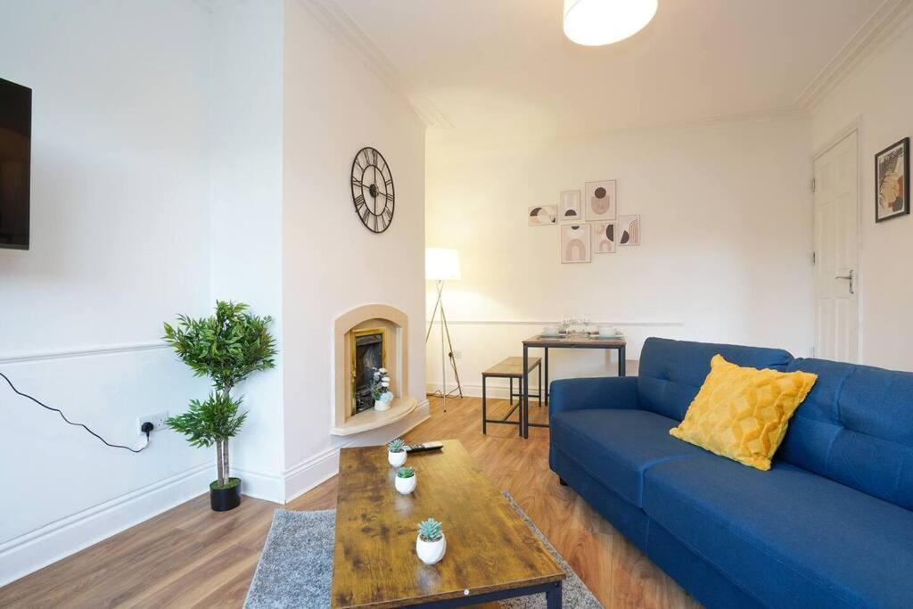 3 Bedroom Home With Free Parking Лидс Экстерьер фото
