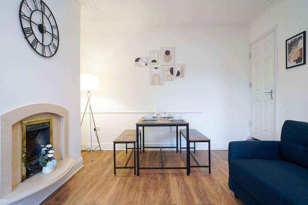 3 Bedroom Home With Free Parking Лидс Экстерьер фото