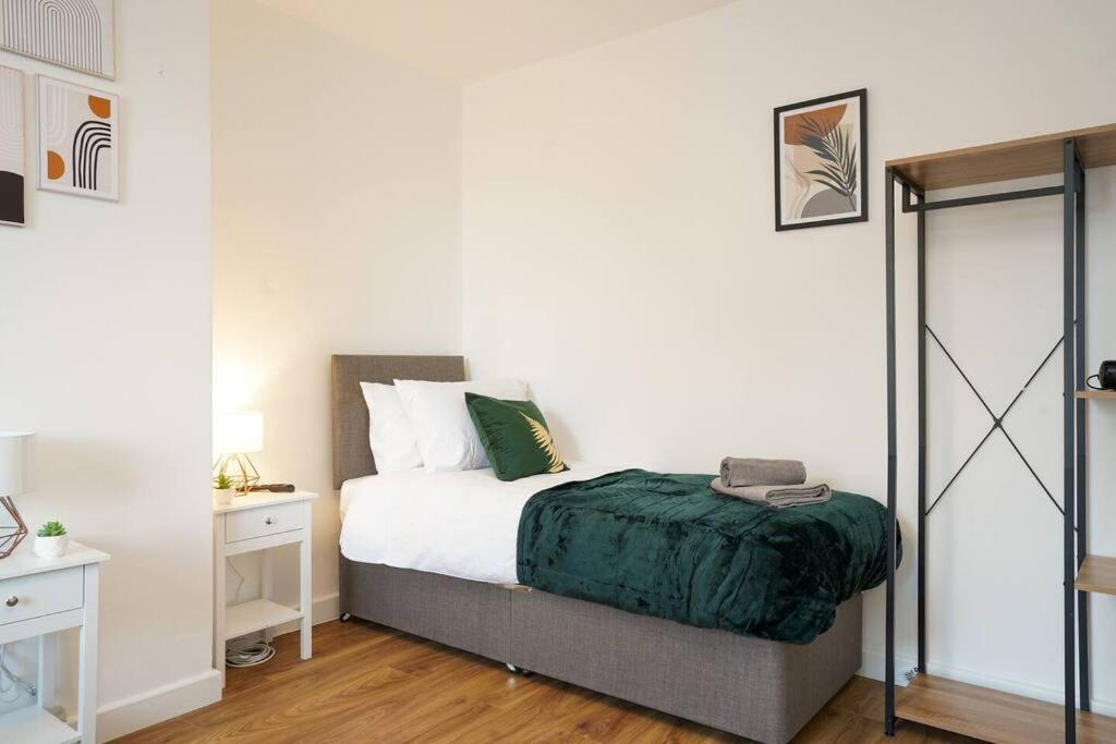 3 Bedroom Home With Free Parking Лидс Экстерьер фото