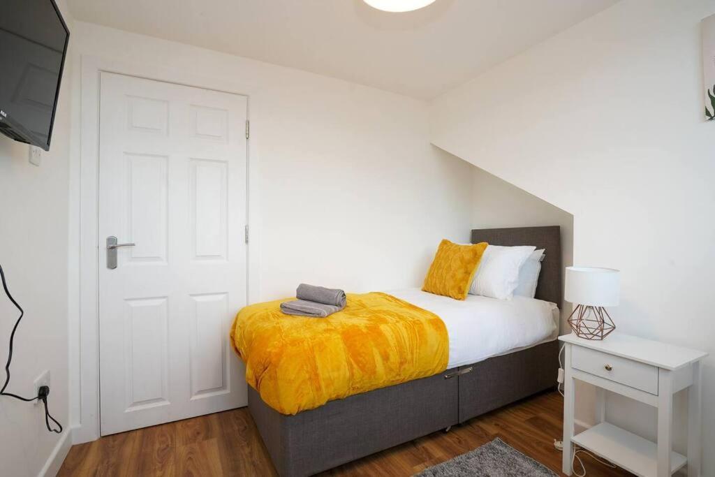 3 Bedroom Home With Free Parking Лидс Экстерьер фото