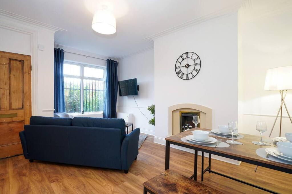 3 Bedroom Home With Free Parking Лидс Экстерьер фото